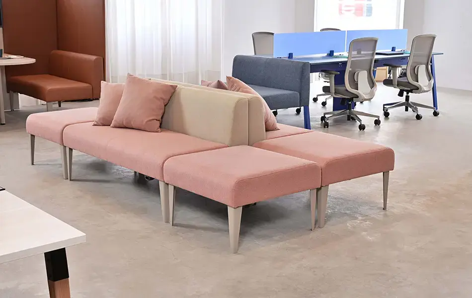 Mesas e cadeiras de escritório, e sofás.